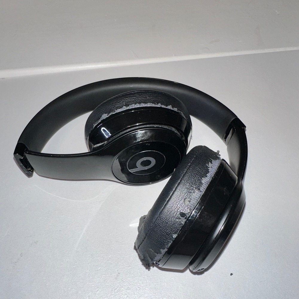 Beats by Dre Solo3 Wireless On-Ear Headphones Gloss Black A1796